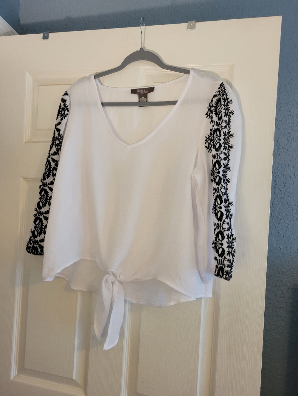 Olivia & Martin White Gauzy Peasant Blouse w/ Black Embroidery Details Size XL